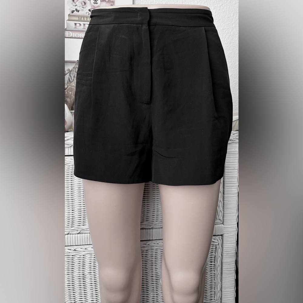 Vince Shorts Mid Rise Pleated Front Details Silky Feeling in black color Size 4